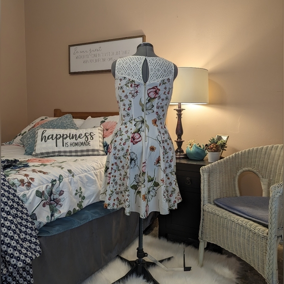 Julian Taylor size 8 White floral knee-length dress with lace neckline - Picture 5 of 7